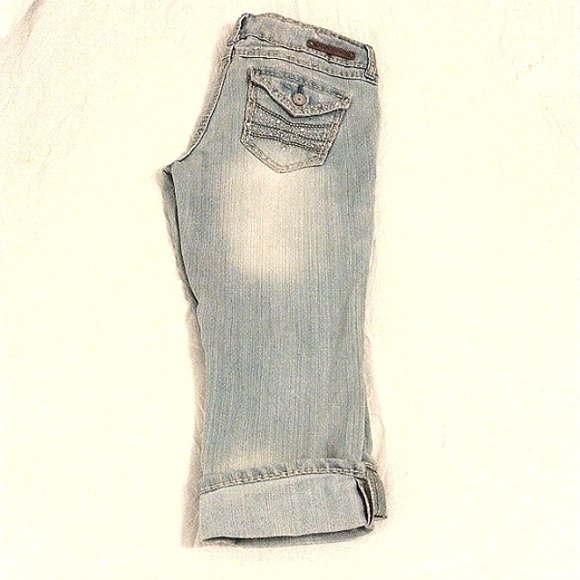 Almost Famous Crystal Pocket DISTRESS High Rise LIGHT BLUE Capris Sz 7 Sun Fade - Picture 12 of 16